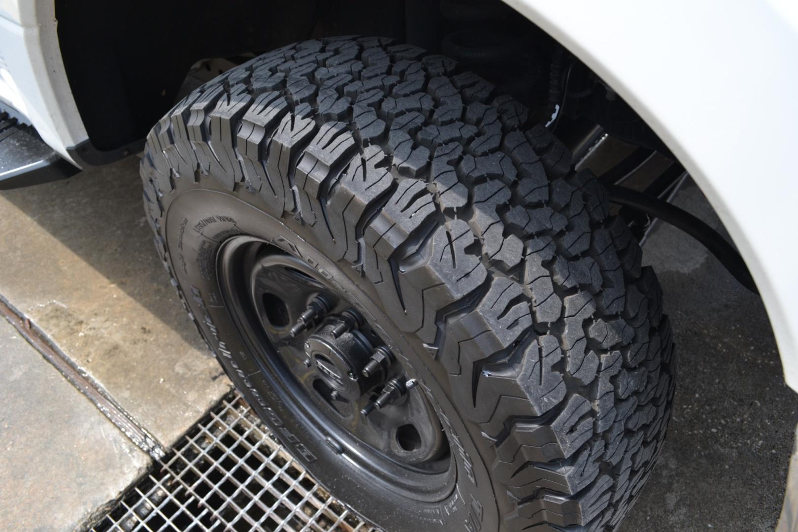 2019 WHITE /GRAY Ford F-350 with an POWERSTROKE 6.7L DIESEL engine, 6SPD AUTOMATIC transmission, located at 9172 North Fwy, Houston, TX, 77037, (713) 910-6868, 29.887470, -95.411903 - CREW CAB, 4X4, 11,500LB GVWR , WB: 176", RATIO: 3.31, 8.5FT FLATBED, 84" WIDE, GOOSENECK/BUMPER PULL HITCH, EXHAUST BRAKE, REVERSE CAMERA , POWER INVERTER, FULLY LOADED - Photo#10